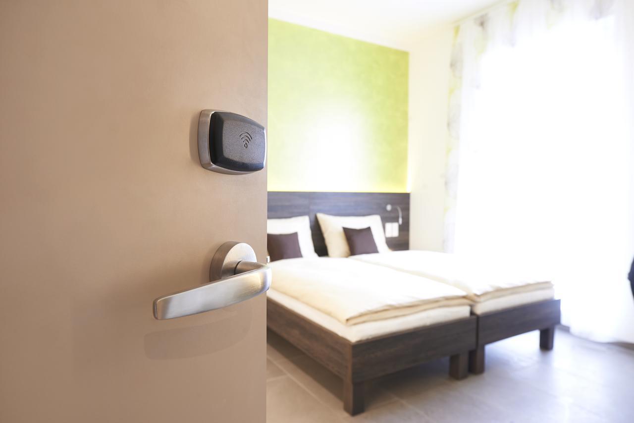 Eee Hotel Траун Екстер'єр фото